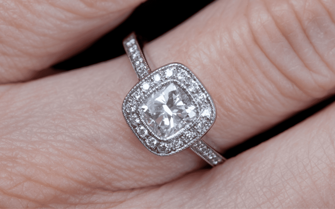 Can A Single Woman Wear A Diamond Ring?